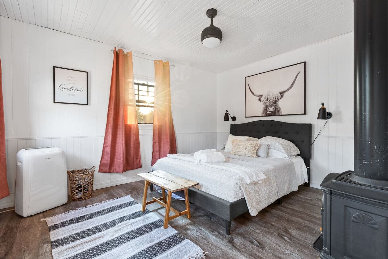 1 camera, una scrivania, ferro/asse da stiro, culla da viaggio