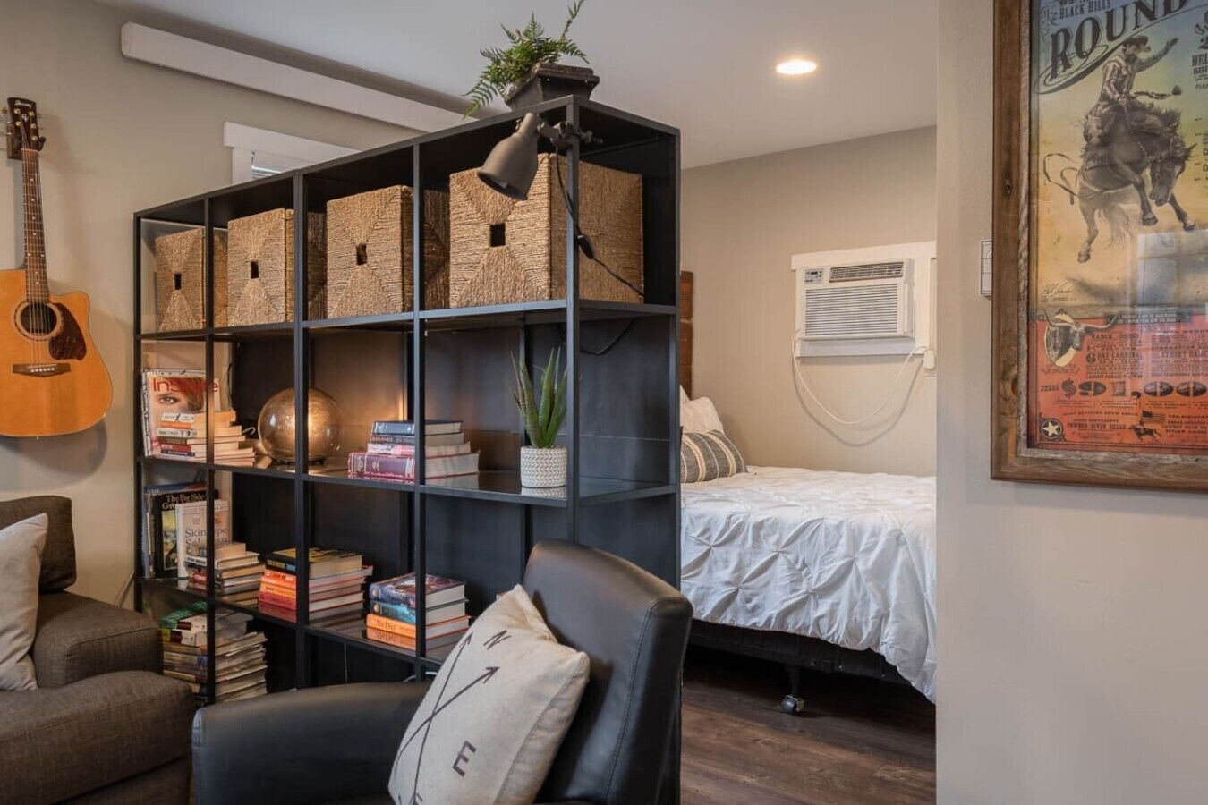 Desk, WiFi, bed sheets