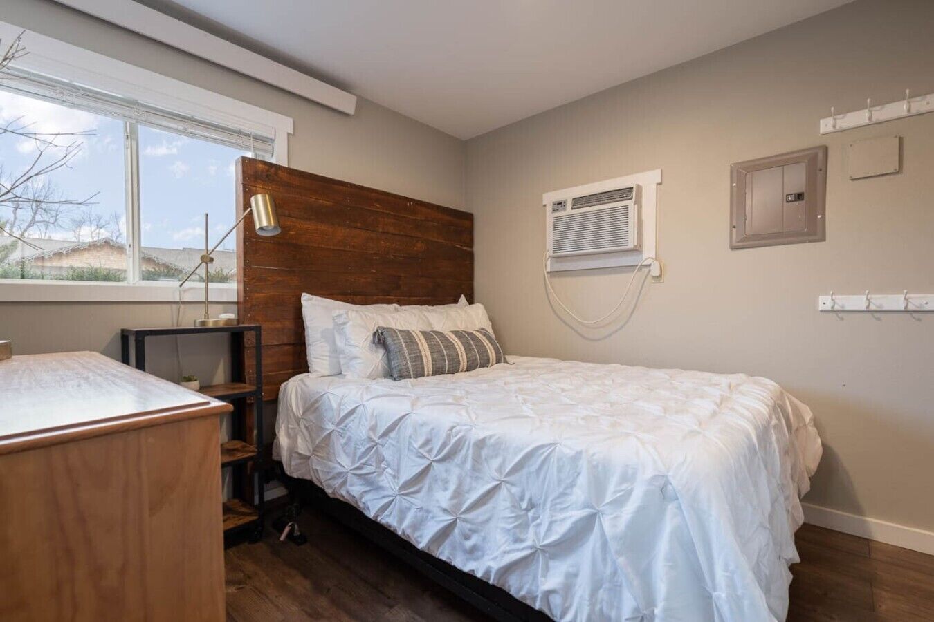 Desk, WiFi, bed sheets