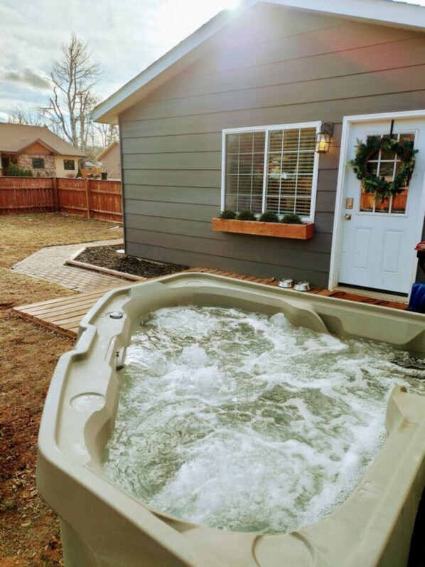 Outdoor spa tub - 1315 N 5th St #2 · Downtown Modern-Farmhouse Studio (Spearfish)
