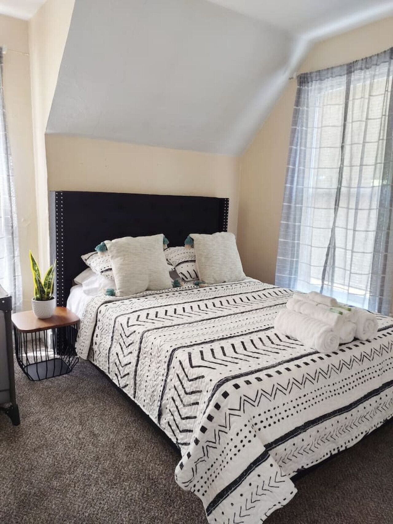 2 soverom, skrivebord, strykejern/-brett og reiseseng for barn