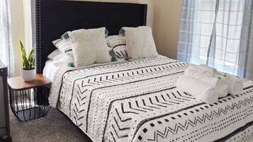 2 soverom, skrivebord, strykejern/-brett og reiseseng for barn