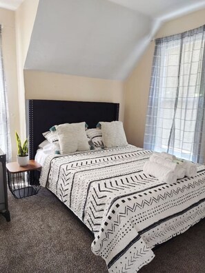 2 habitaciones, escritorio y tabla de planchar con plancha