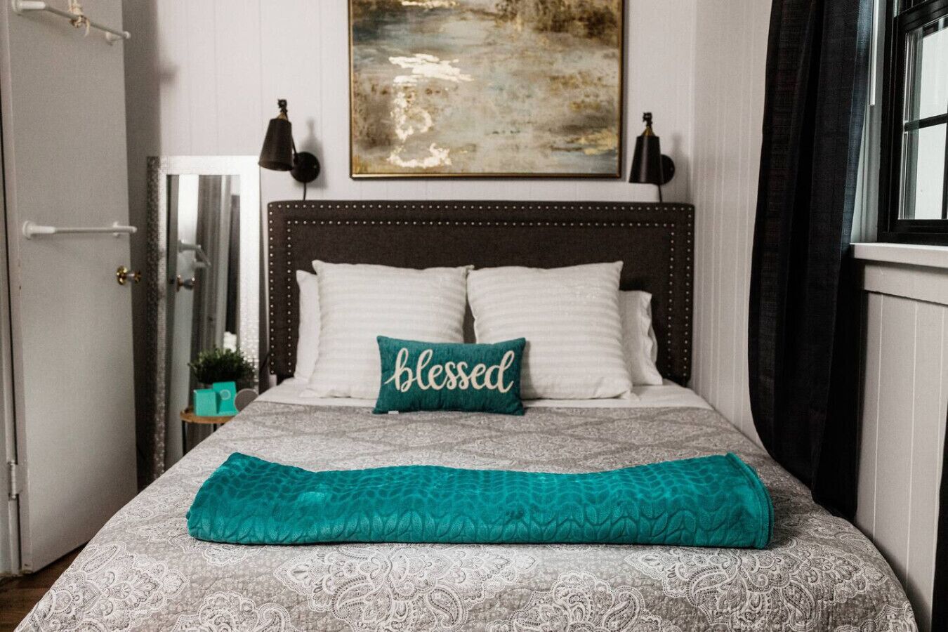 1 bedroom, desk, travel cot, WiFi