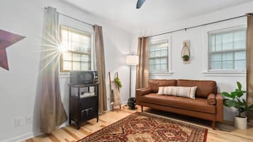 Una televisión, una chimenea