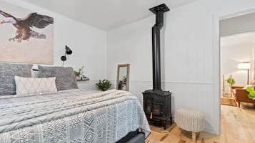 1 bedroom, desk, travel cot, WiFi