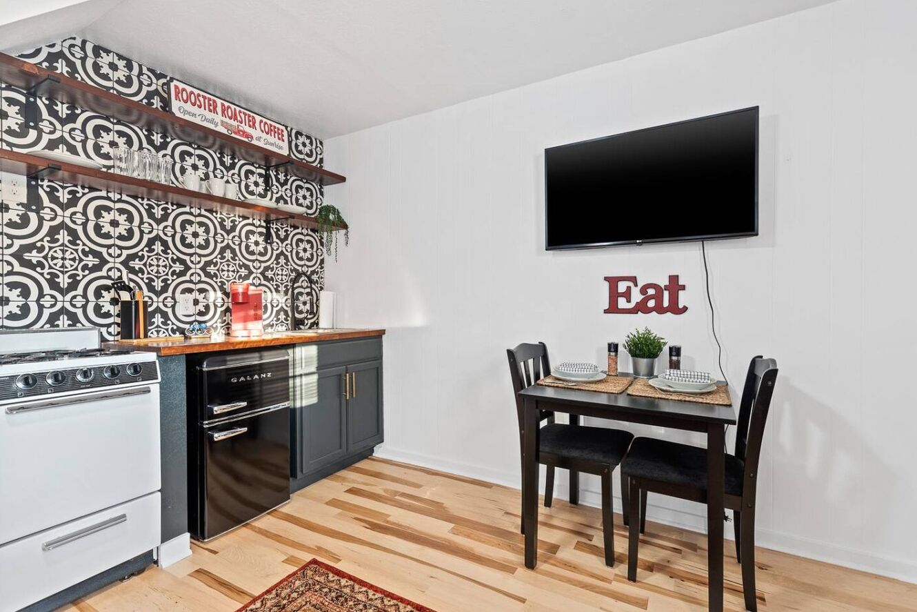 Refrigerador, cafetera y tetera, tostadora y utensilios de cocina 