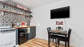 Frigorífico, cafetera o tetera, tostadora y utensilios de cocina