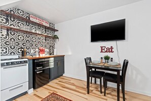 Refrigerador, cafetera y tetera, tostadora y utensilios de cocina 