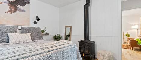 1 bedroom, desk, travel crib, WiFi