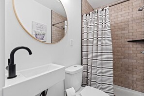 Hårføner, sjampo og toalettpapir