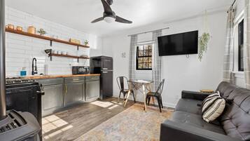 Una televisión, una chimenea