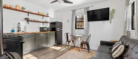 Una televisión, una chimenea