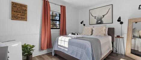 1 bedroom, desk, travel crib, WiFi