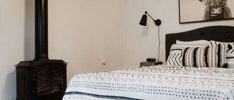 1 bedroom, desk, travel crib, WiFi