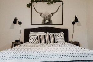 1 bedroom, desk, travel cot, WiFi - Cottage #1 - Spearfish Orchard Creek Cottages (Spearfish)