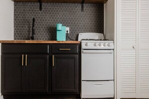 Kjøleskap, kaffetrakter/tekoker, brødrister og kjøkkenutstyr