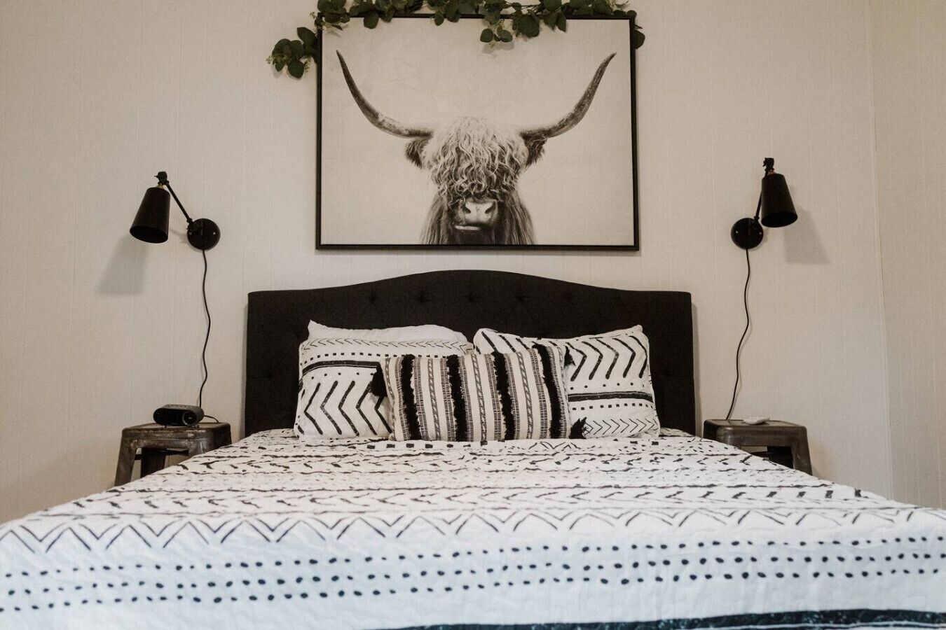 1 bedroom, desk, travel crib, WiFi