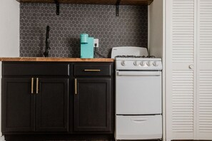 Réfrigérateur, cafetière/bouilloire, grille-pain