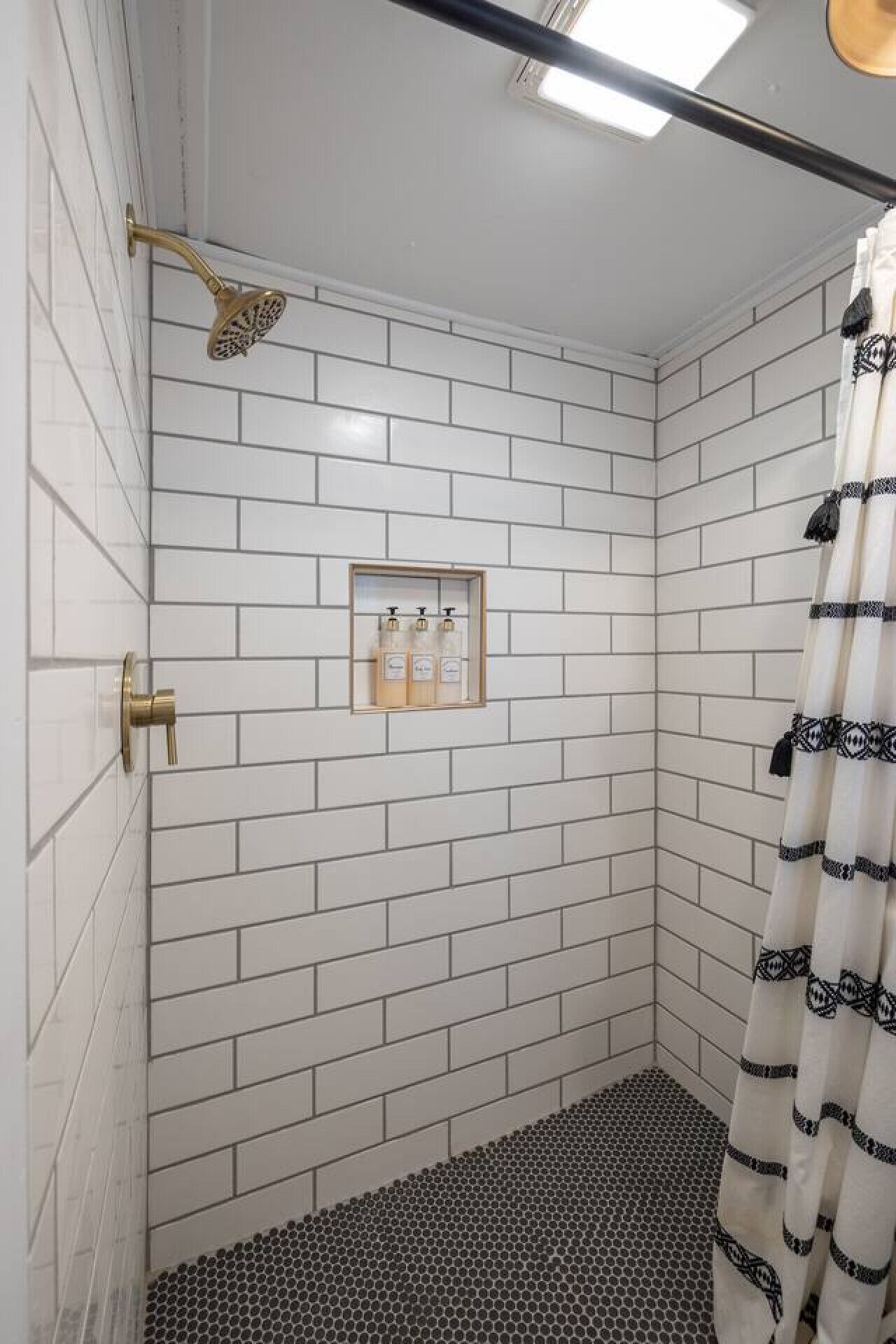 吹风机、洗发水、卫生纸