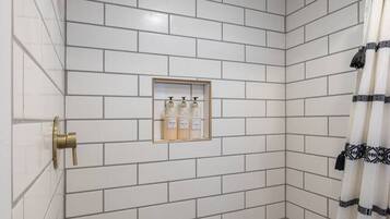 Sèche-cheveux, shampoing, papier toilette