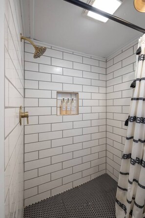 Sèche-cheveux, shampoing, papier toilette