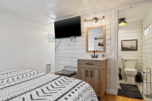 1 chambre, bureau, fer et planche à repasser, lit parapluie