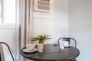 Dining - Cabin #11 - Spearfish Orchard Creek Cottages (Spearfish)