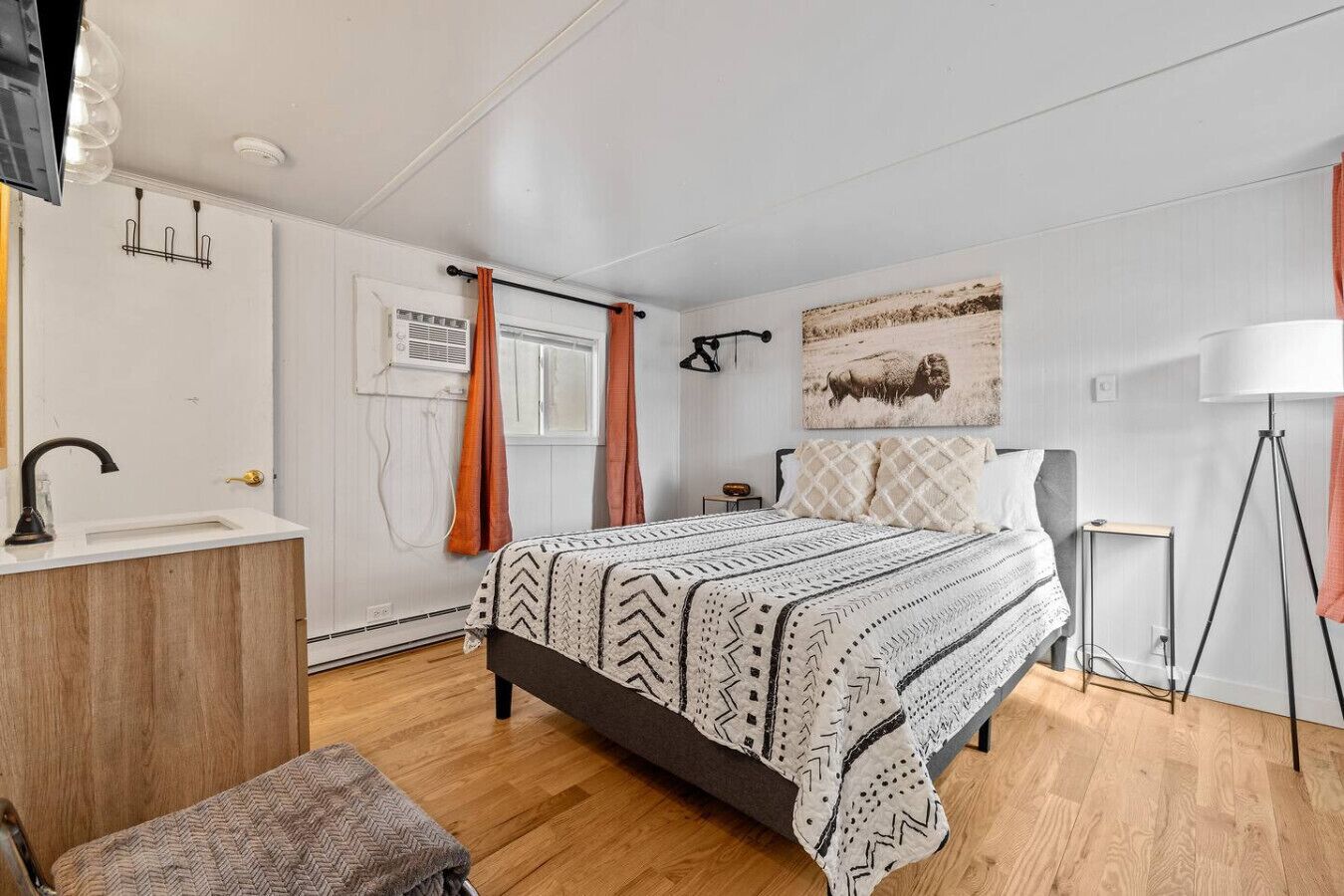 1 camera, una scrivania, ferro/asse da stiro, culla da viaggio