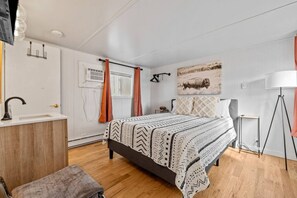 1 bedroom, desk, iron/ironing board, travel cot - Cabin #11 - Spearfish Orchard Creek Cottages (Spearfish)