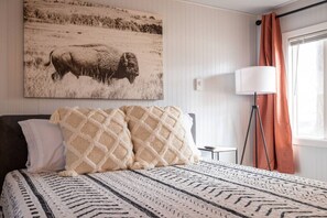 1 habitación, escritorio, tabla de planchar con plancha y cuna de viaje