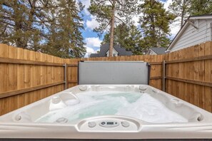 Outdoor spa tub - Cabin #11 - Spearfish Orchard Creek Cottages (Spearfish)