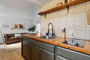 Micro-ondes, cafetière/bouilloire, grille-pain