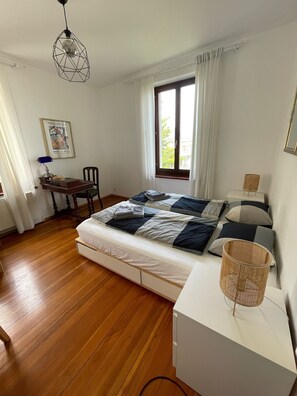 1 bedroom, desk, iron/ironing board, free WiFi - Studio with double bed, kitchen and bathroom/WC (Zürich)