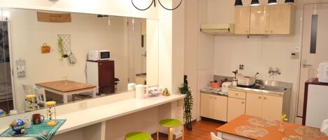 Réfrigérateur, micro-ondes, plaque de cuisson