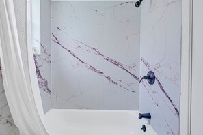 Badewanne, Haartrockner, Handtücher, Seife