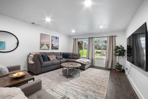 智能电视、办公室