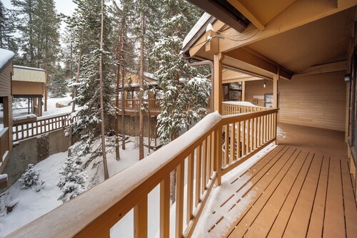 Creekside Unit 403 Spacious 3 bedroom river views, private deck, picnic area