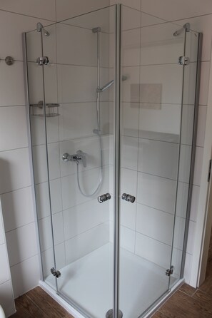 Dusche, Haartrockner, Handtücher
