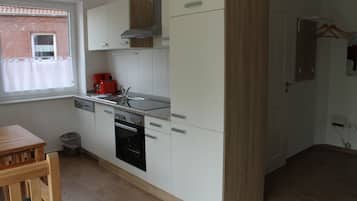 Apartamento Confort | Cocina privada | Frigorífico, microondas, horno y placa de cocina