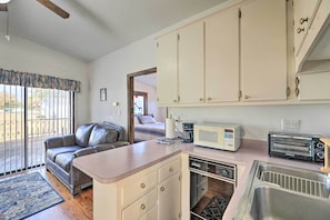 Interior - 'Cozy Cottage' w/ Shared Dock on Dawson Creek (Oriental)