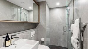 Douche, sèche-cheveux