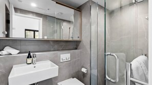 Douche, sèche-cheveux