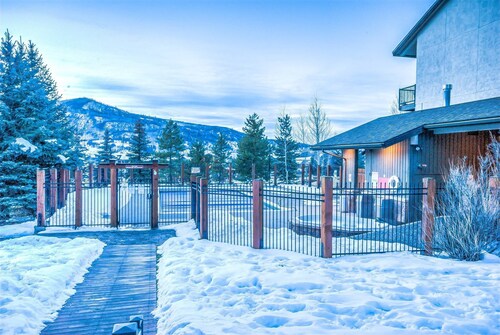 Cozy Mountain Retreat at The Rockies!