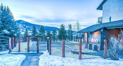 Cozy Mountain Retreat at The Rockies!