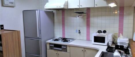 Réfrigérateur, micro-ondes, plaque de cuisson