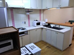 Réfrigérateur, micro-ondes, plaque de cuisson