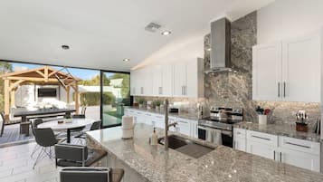 Geladeira, micro-ondas, fogão, cooktop