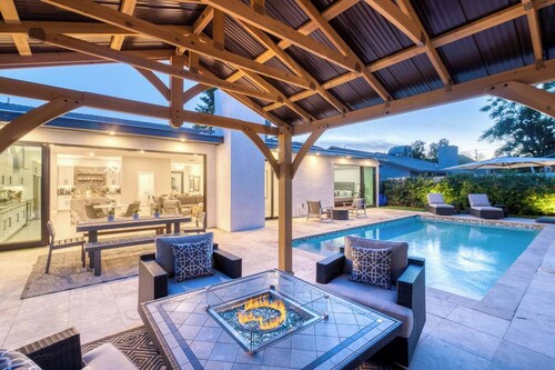 Oasis w Pool, Hiking, Fireplace, Outdoor Living!