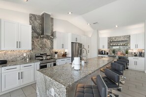 冷蔵庫、電子レンジ、オーブン、コンロ